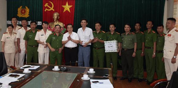 Ủy ban nhân dân thành phố thành phố khen thưởng lực lượng Cảnh sát PCCC và cứu nạn, cứu hộ